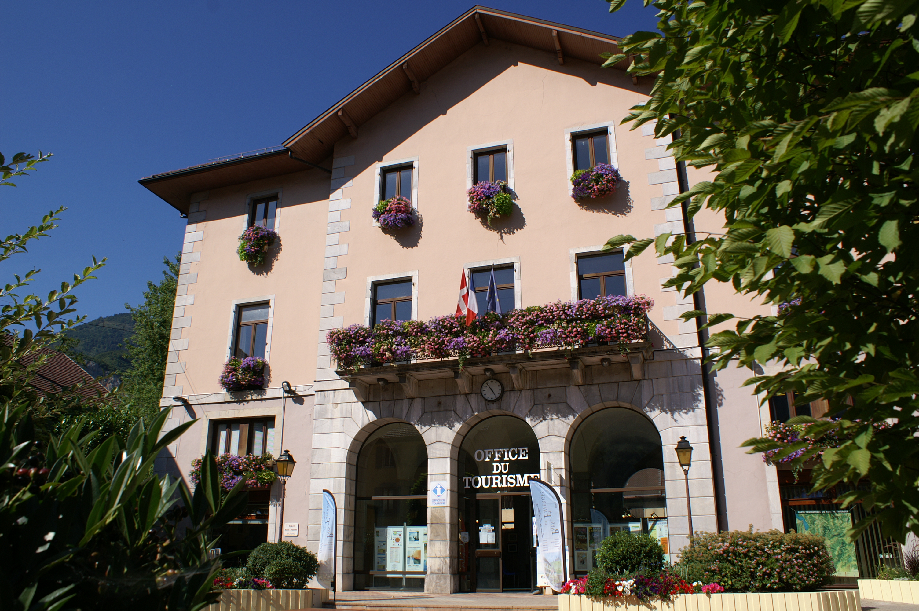 Façade de l'Office de tourisme, ancien hôtel de ville