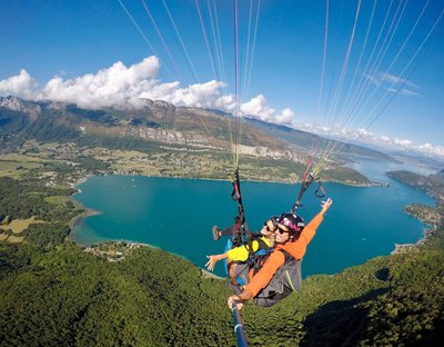 K2 parapente au dessus du lac d'Annecy