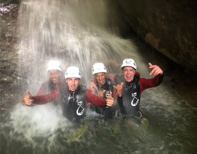 canyoning groupe de 4 hommes dans l'eau