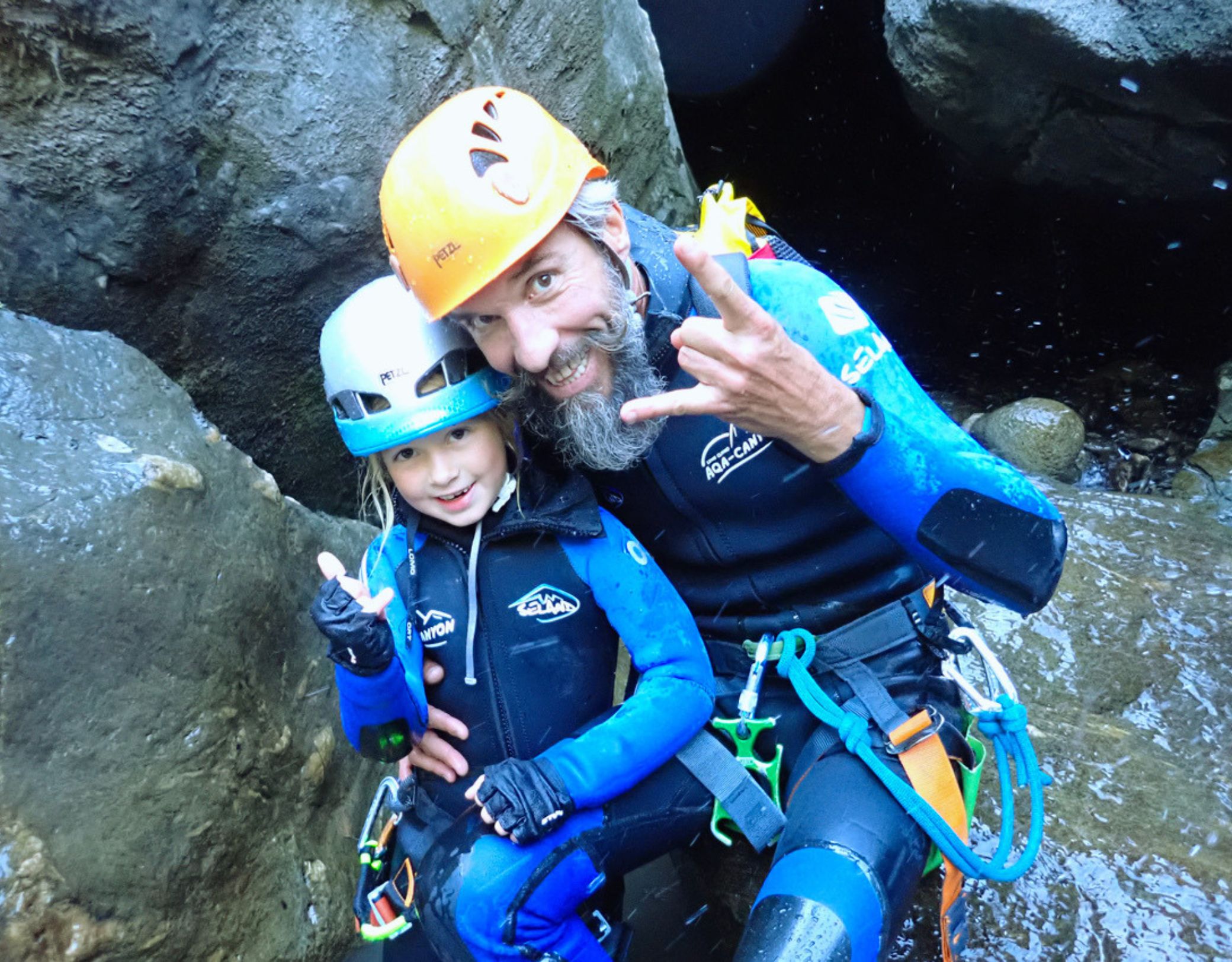 homme et enfant en canyon