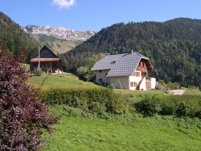 Le Gite Le buchet et en arrière plan "La dent des Portes"