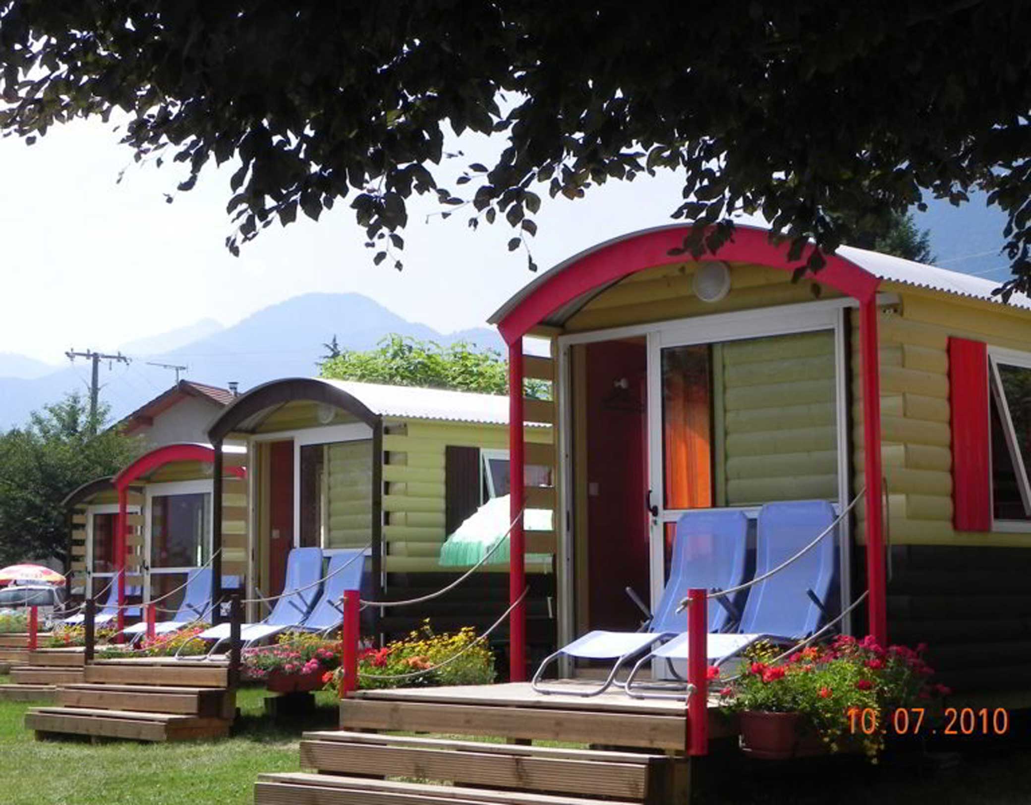 Roulottes dans camping familial