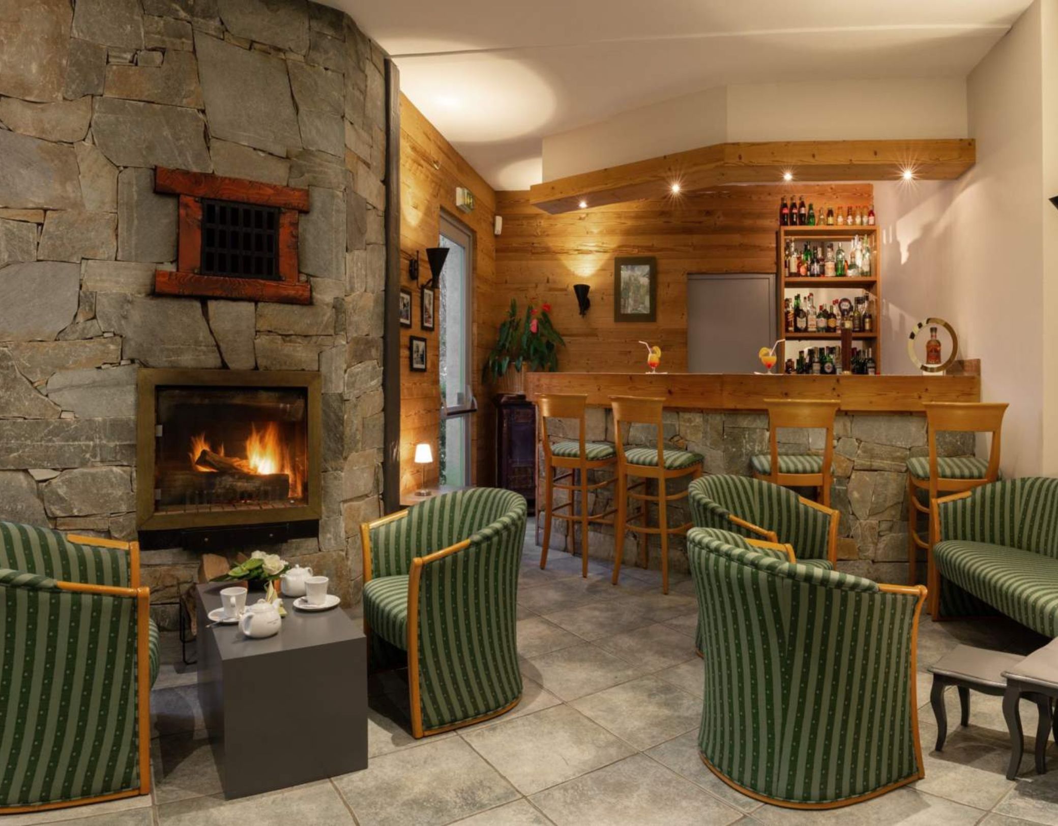 espace lounge feu de cheminée et bar