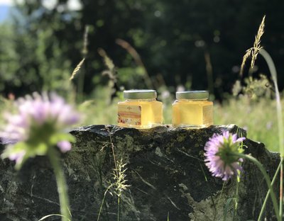 pots de miel avec fleurs