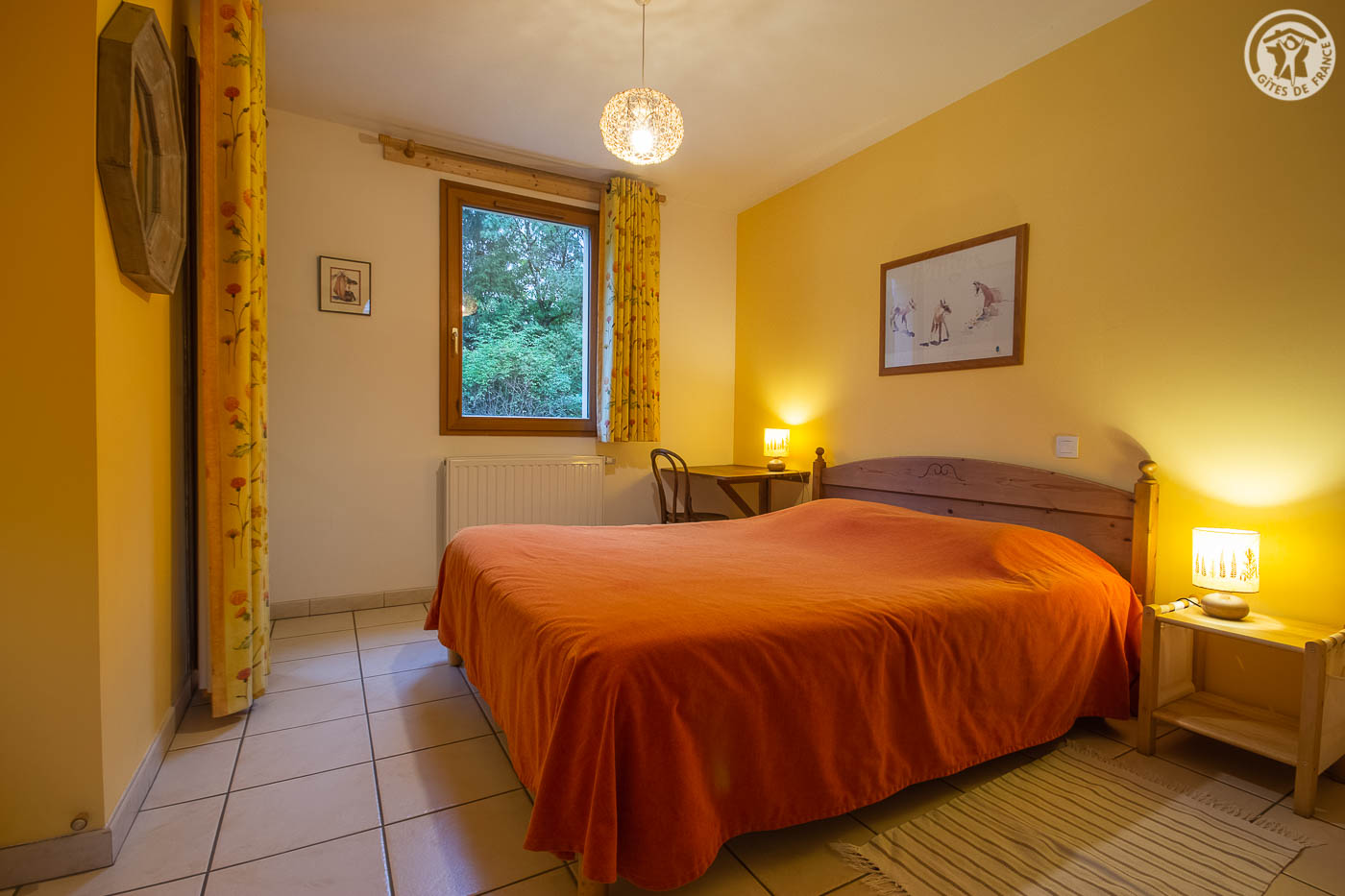 Chambre "La Rosée du Soleil", au rez de chaussée et ses sanitaires privatifs.