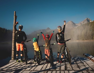 Famille en vélo au bord de l'eau