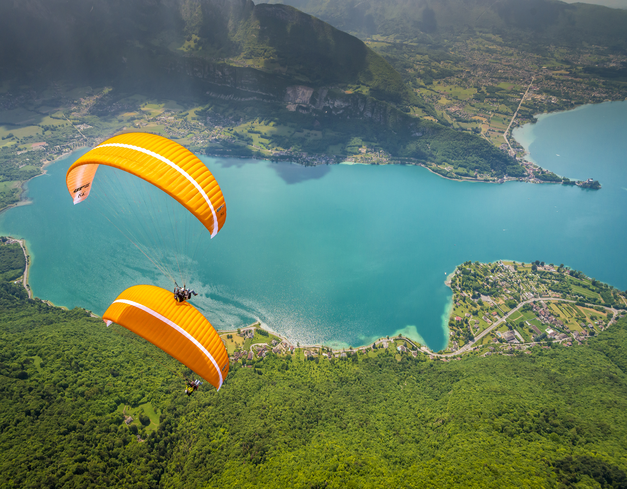 deux parapentes au-dessus du lac