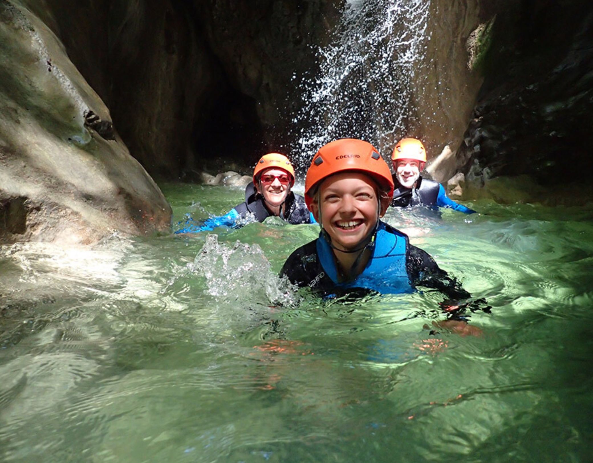 famille en canyoning dans l'eau