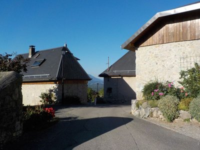 Arrivée au hameau viticole des Grangettes