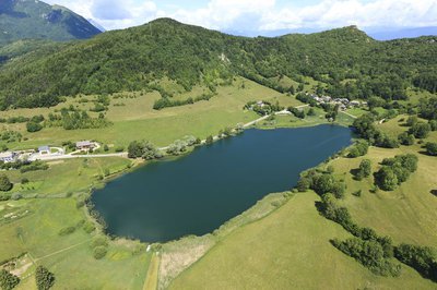 Vue aérienne du Lac de la Thuile