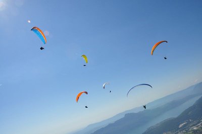 Nuée de parapentes depuis l'aire de décollage du Sire