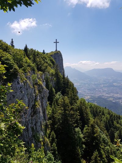 Croix du Nivolet depuis l'itinéraire, à l'intersection avec le passage de la cheminée