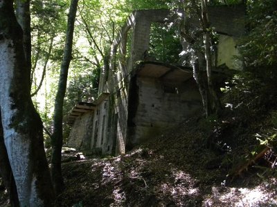 Carreau de la mine d'Entrevernes - Vue d'ensemble du premier bâtiment depuis le nord