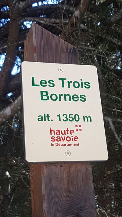 Totem "Les Trois Bornes"