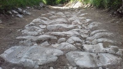 Les rainures taillées dans la roche