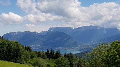 Lac d'Annecy surplombé par le massif des Bornes