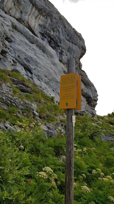 Panneau indiquant l'entrée dans la RNCFS, situé en-dessous de la Dent des Portes