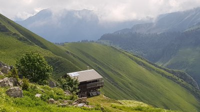 Vue en amont du chalet du Charbonnet, avec l'alpage en arrière-plan