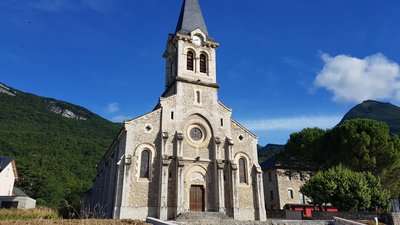 Église Saint-Laurent, caractérisée par un style néo-roman