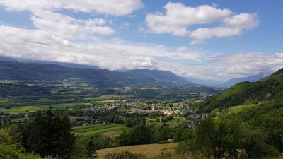 Vue sur les hameaux vignerons en premier plan et sur la Combe de Savoie en arrière-plan