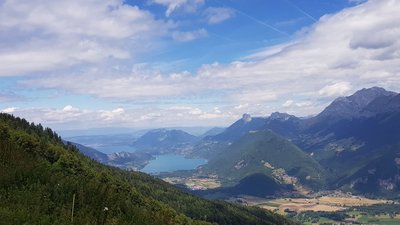 Vue sur le lac d'Annecy depuis le chalet de la Servaz