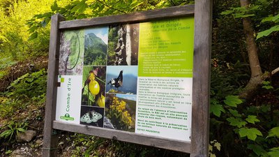 Panneau indiquant l'entrée dans la Réserve, situé à côté de la passerelle du Fayard