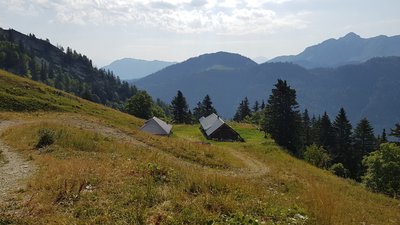 Vue en amont des chalets du Rosay, avec l'étable à droite et le bâtiment d'habitation à gauche