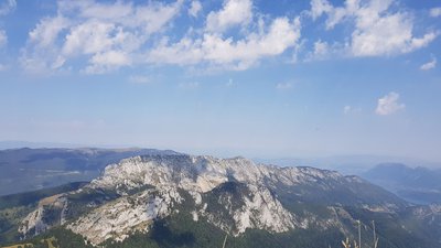 Vue rapprochée sur le Roc des Bœufs depuis Banc Plat