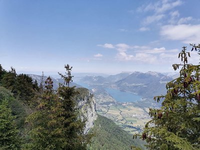 Vue sur le lac d'Annecy depuis la Croix du Roy