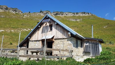 Vue sur le chalet du Charbon depuis le sud