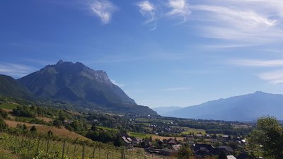 Vue sur la Dent d'Arclusaz depuis le hameau des Grangettes