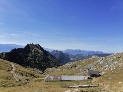 Vue sur les chalets de Rossane, avec l'étable à gauche et le bâtiment d'habitation à droite