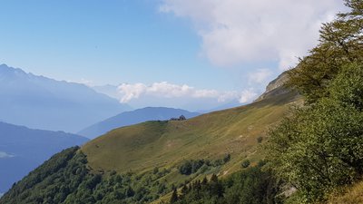 Vue sur l'alpage et les chalets d'Orisan depuis La Charmette