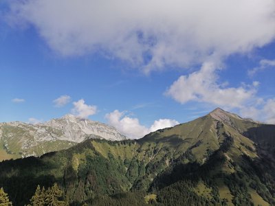 Vue sur l'Arcalod et la pointe de Chaurionde depuis l'itinéraire non balisé, peu avant le Mont d'Orisan