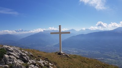 La Croix d'Orisan, à une centaine de mètres en contrebas des chalets