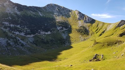 Alpage localisé au Creux du Lac, avec les ruines du chalet du Lac visibles sur la droite