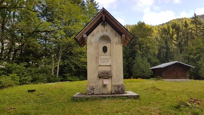 Oratoire-stèle commémorant la présence d'un ancien monastère bénédictin