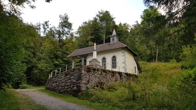 Vue sur la chapelle Notre-Dame de Bellevaux