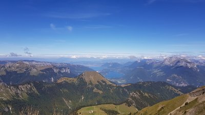 Vue sur le lac d'Annecy et la pointe du Vélan au premier plan