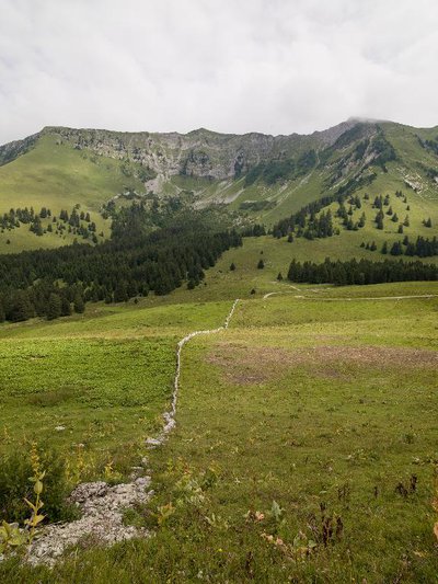 Le mur de pierres levées de l'Arclusaz