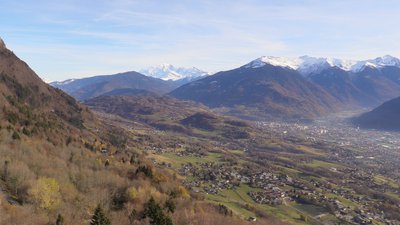 Albertville, sa position stratégique au carrefour des vallées, avec au fond le Mont-Blanc