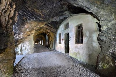 Dans l'enceinte du fort, le casernement sous roc et sa galerie principale