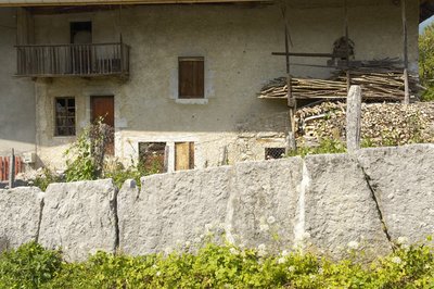 A Jarsy, jardins  clos par des murs de pierres levées et plantées sur champ