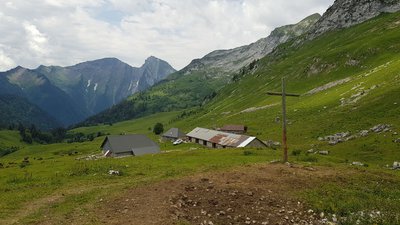 Vue des chalets d'Orgeval depuis la croix en bois en amont