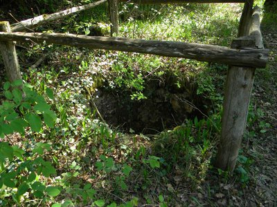 La fosse à ours de la combe d'Ire, un entonnoir inversé : 3 m de profondeur et une ouverture d'un mètre de diamètre