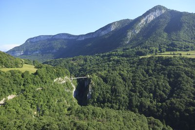 Vue aérienne du site du pont de l'Abîme avec en arrière plan  les tours St Jacques