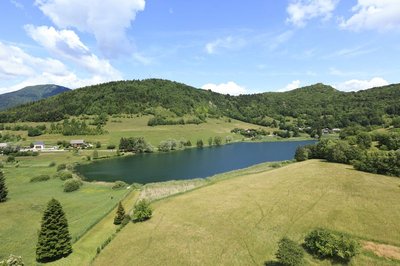 Vue aérienne du lac de la Thuile