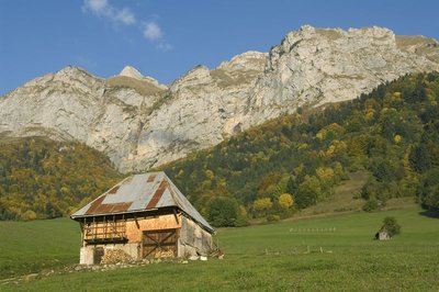 Ambiance pastorale à Doucy sous les falaises du Trélod