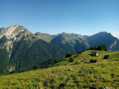 Vue sur le vallon de l'Aclusaz et le Pécloz