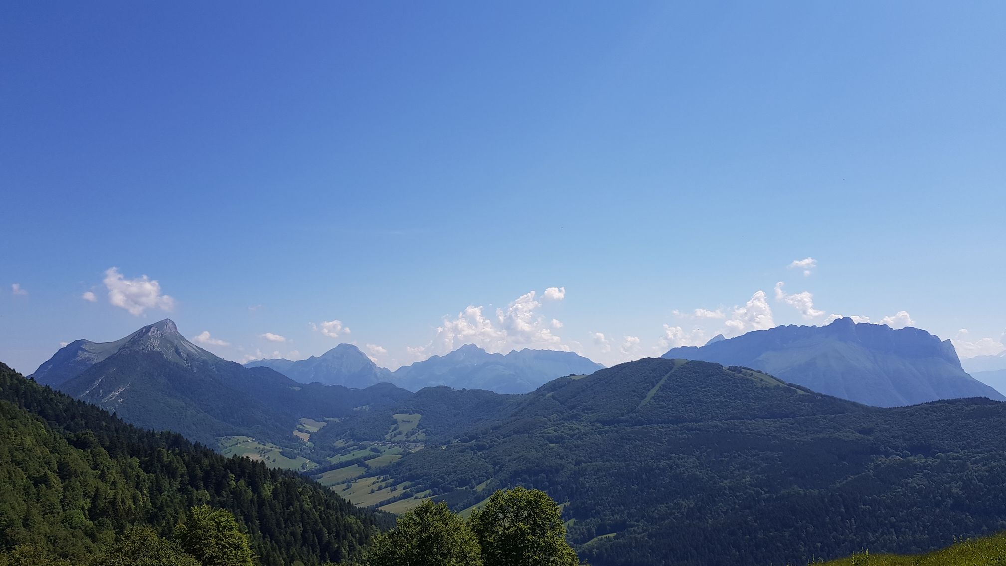 Vue sur certains sommets des Bauges au niveau des chalets de la Buffaz